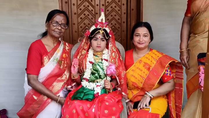 শতবর্ষের এই পুজোয় এবার কুমারী রূপে পুজো করা হয় জয়রামবাটির বাসিন্দা ৫ বছর ৩ মাসের আরাধ্যা রায়কে। আরাধ্যাকে কোলে করে মণ্ডপে নিয়ে আসেন মহারাজরা। চিন্ময়ী রূপে দেবীজ্ঞানে আরাধনা করা হয়।