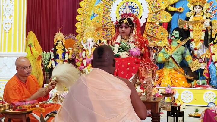 বাঁকুড়ার জয়রামবাটি শ্রী সারদা মায়ের জন্মভিটে। মহাষ্টমীতে তিথি মেনে জয়রামবাটি মাতৃ মন্দিরে শুরু হয় কুমারী পুজো।