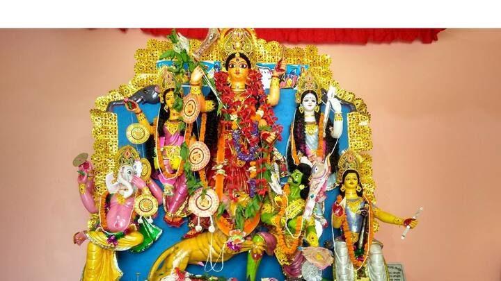 প্রতিমার গড়নে রয়েছে সাবেকিয়ানার ছোঁয়া। প্রতিবছর রথের দিনই ঢাকে কাঠি পড়ে যায়। বাড়ির মন্দিরেই তৈরি হয় ঠাকুর। রথের দিন থেকে একটু একটু করে হয় প্রস্তুতি।