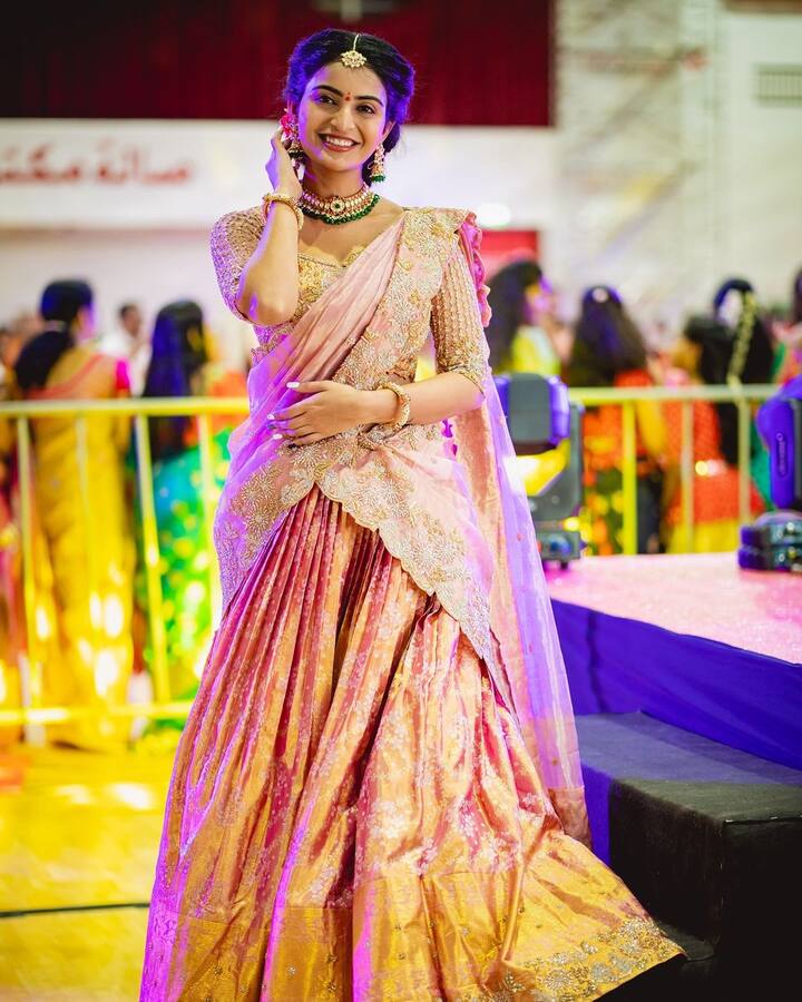 అనన్య నాగళ్ల తన లేటెస్ట్ ఫోటోలను ఇన్స్టాలో షేర్ చేసింది. బతుకమ్మ కళ అంతా తన లుక్లోనే చూపించింది ఈ భామ. (Images Source : Instagram/Ananya Nagalla)