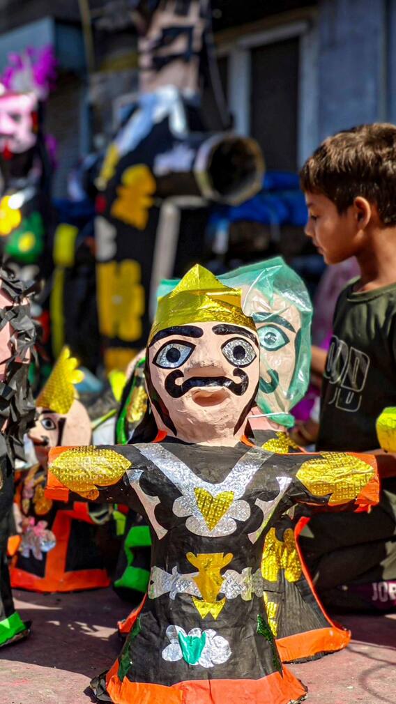 दिल्ली में कहां से खरीदें रावण का पुतला और क्या है रेट? जानें