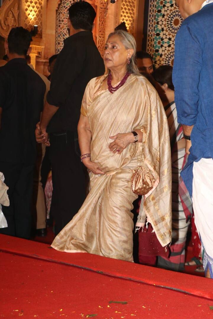 अपने लुक को जया बच्चन ने मरून कलर की डबल लेयरर्ड नेकलेस के साथ पूरा किया. इस दौरान उन्होंने अपने बाल खुले रखे और हाथ में एक गोल्डन पोटली लिए दिखीं.