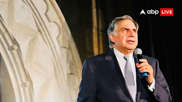 टाटा ग्रुप की होल्डिंग कंपनी टाटा संस है और उसके अध्यक्ष चंद्रशेखरन हैं. टाटा संस के पास टाटा ग्रुप की कंपनियों में 25 फीसदी से लेकर 73 फीसदी तक की हिस्सेदारी है.