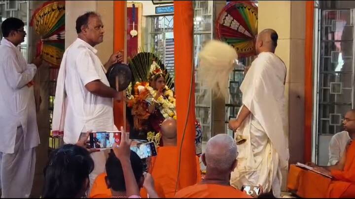 কামারপুকুর মঠে এদিনের মূল আকর্ষণ কুমারী পুজো। গোঘাটের বাসিন্দা ৫ বছর ১১ মাসের অর্চিস্মিতা বন্দ্যোপাধ্যায়কে এবার উমা রূপে পুজো করা হয়।