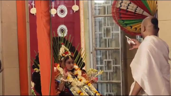 অষ্টমীর সকালে হুগলির কামারপুকুর রামকৃষ্ণ মঠেও কুমারী পুজো হয়। একদিকে শ্রীরামকৃষ্ণ পরমহংসদেবের পুজো। আরেক দিকে রীতি মেনে চলছে দুর্গাপুজো। ভোরে মঙ্গলারতির মধ্যে দিয়ে পুজো শুরু হয়।