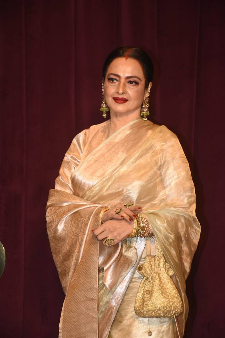 रेखाचे नाव अनेक स्टार्ससोबत जोडले गेले आहे. मात्र रेखाचे खरे प्रेम अमिताभ बच्चन यांना मानले जाते. अमिताभ बच्चन यांच्याशिवाय रेखाचे नाव अभिनेता विनोद मेहरा यांच्यासोबतही जोडले गेले होते.