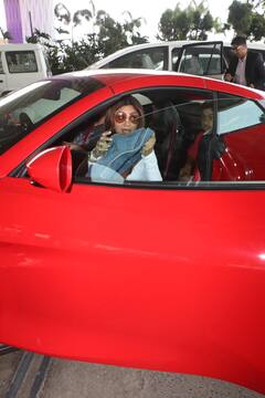 ब्रांड न्यू कार में शिल्पा शेट्टी को एयरपोर्ट ड्रॉप करने पहुंचे राज कुंद्रा, व्हाइट टॉप-ब्लू डेनिम में दिखा एक्ट्रेस का कूल अंदाज