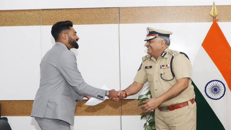 DGP of Telangana congralutated the new DSP Mohammed Siraj Mohammed Siraj:அப்போ பேட்ஸ்மேன்கள்..இப்போ ரவுடிகள் ஜாக்கிரதை! டிஎஸ்பி அவதாரம் எடுத்த சிராஜ்