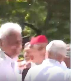 अखिलेश यादव ने अपने घर के बाहर जेपी की प्रतिमा पर किया माल्यार्पण | JPNIC | #shorts