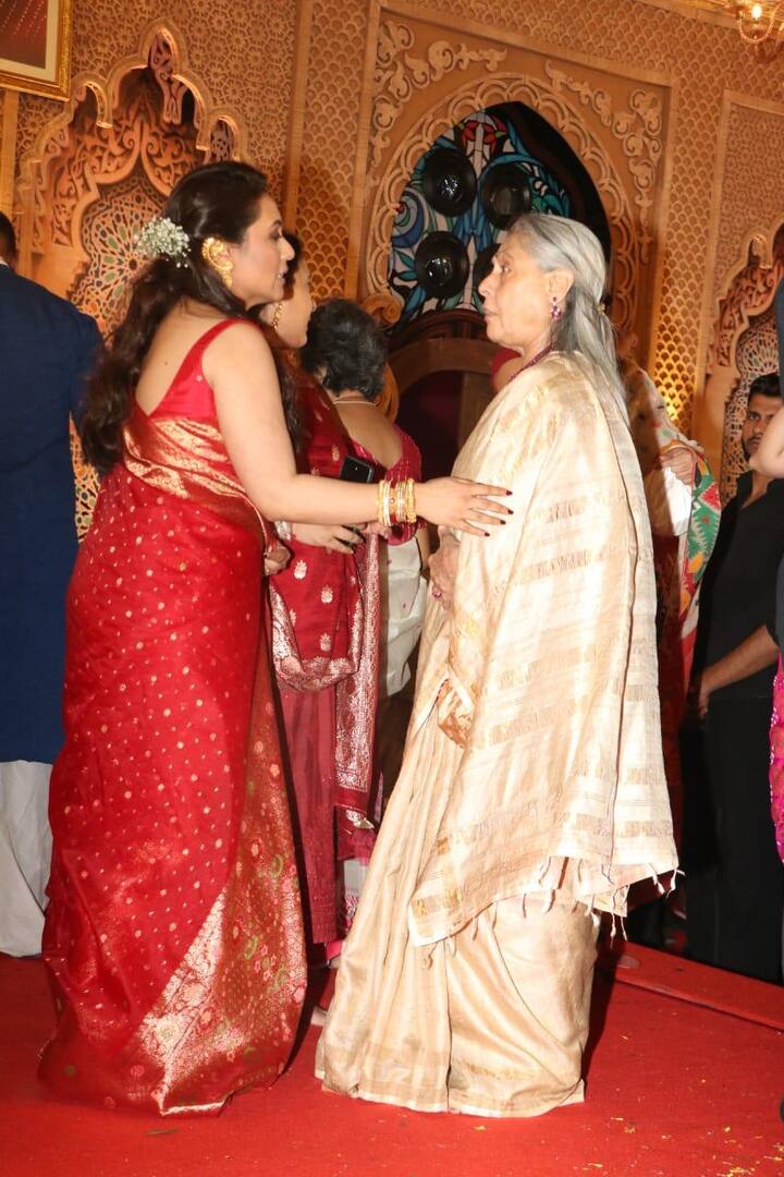 पंडाल पहुंचकर जया बच्चन ने रानी मुखर्जी से मुलाकात की. इस दौरान रानी लाल रंग की बनारसी साड़ी पहने बेहद खूबसूरत लग रही थीं.