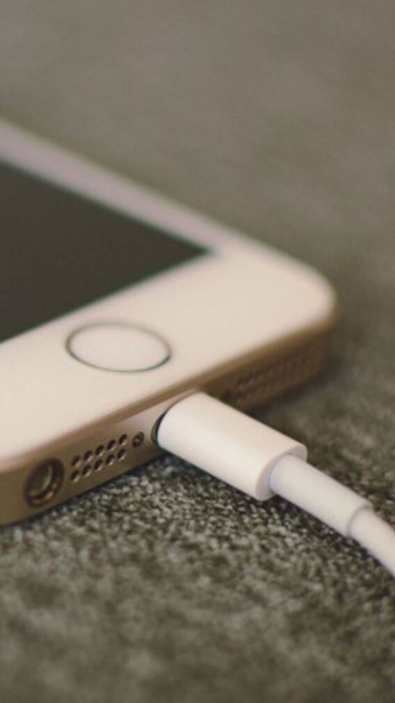 ফুল চার্জের পরেও খোলেননি চার্জার, কী হবে ফোনে ?