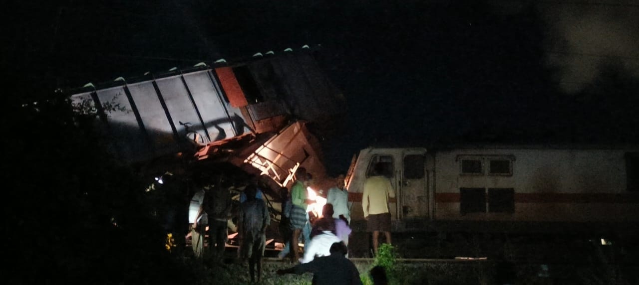 Train Accident: చెన్నై శివారులో రైలు ప్రమాదం - అతి వేగంతో గూడ్స్ రైలును ఢీకొట్టిన ఎక్స్‌ప్రెస్ రైలు, 2 భోగీలు దగ్ధం