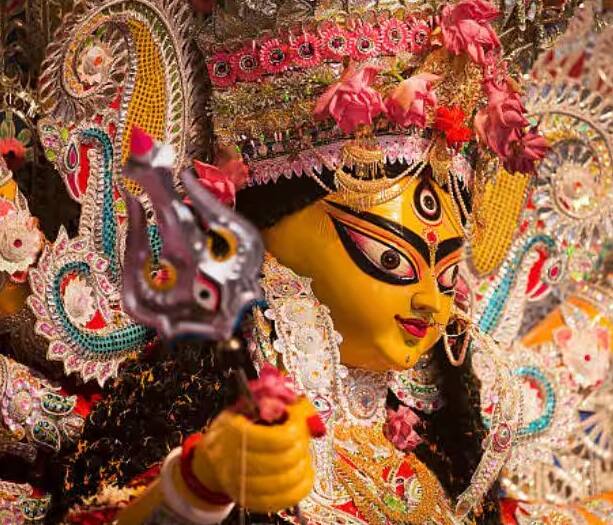શા માટે કરવામાં આવે છે રાવણ દહન - રામાયણ અનુસાર આસો મહિનાના શુક્લ પક્ષની દશમી તિથિના રોજ ભગવાન રામે રાક્ષસ રાવણનો વધ કરીને વિજય મેળવ્યો હતો, આ તહેવાર અસત્ય પર સત્યની જીતનું પ્રતિક છે, તેથી દર વર્ષે વિજયાદશમીના દિવસે રાવણ દહન કરવામાં આવે છે.