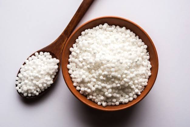 साबूदाना (sago) एक फेमस फास्टिंग फूड है, जिसका इस्तेमाल व्रत के दौरान खासतौर पर किया जाता है. इसकी खिचड़ी, खीर, वड़ा और कई तरह की रेसिपी बनाई जाती है. इसमें वैसे तो प्रोटीन, फाइबर, कैल्शियम, आयरन, पोटेशियम, मैग्नीशियम, कार्बोहाइड्रेट और जिंक जैसे पोषक तत्व पाए जाते हैं, लेकिन कुछ लोगों के लिए साबूदाना खाना नुकसानदायक (sabudana side effects) भी होता है. इससे पाचन संबंधी समस्या बढ़ सकती है, तो चलिए आज हम आपको बताते हैं कि किन लोगों को साबूदाने का सेवन नहीं (who should not eat sabudana) करना चाहिए या कम मात्रा में करना चाहिए.