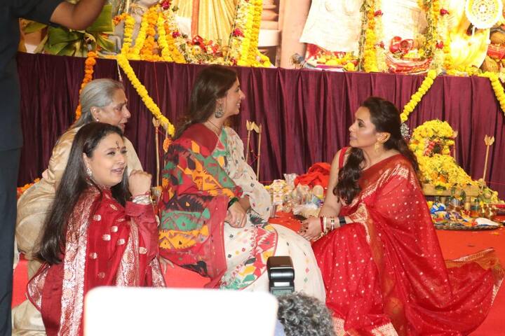 कई तस्वीरों में जया बच्चन और श्वेता बच्चन को रानी मुखर्जी के साथ बैठकर गपशप करते देखा गया.