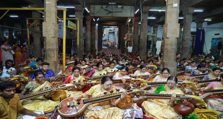 Vijayadashami 108 veena worship in Madurai participation in special worship ”இசையால் மயங்கிய மதுரை” 108 வீணைகளை மீட்டி விஜயதசமி வழிபாடு..!