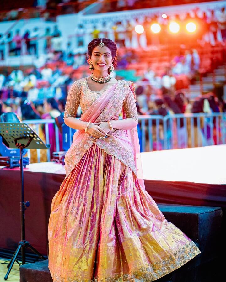 బతుకమ్మ సెలబ్రేషన్స్లో పాల్గొన్న ఈ భామ.. ట్రెడీషనల్ లుక్లో అందంగా కనిపించింది. లంగా ఓణిలో బతుకమ్మను సెలబ్రేట్ చేసుకుంది. (Images Source : Instagram/Ananya Nagalla)