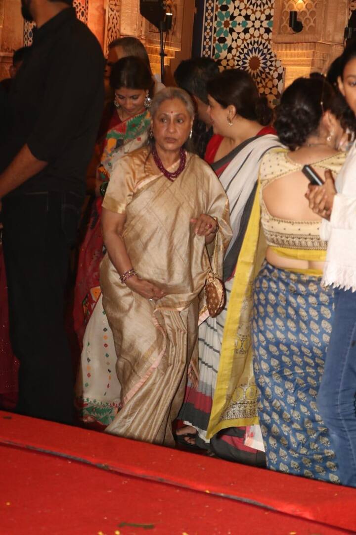 जया बच्चन अपनी बेटी श्वेता नंदा बच्चन के साथ दुर्गा पूजा करने पहुंचीं. इस दौरान उन्हें गोल्डन कलर की सिल्क साड़ी में देखा गया.