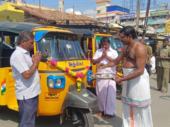 Ayudha Pooja 2024 karur auto driver Ayudha Pooja celebration - TNN கரூரில் களைகட்டிய ஆயுத பூஜை - ஆட்டோ ஓட்டுநர்கள் உற்சாக கொண்டாட்டம்