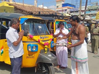 Ayudha Pooja 2024 karur auto driver Ayudha Pooja celebration - TNN கரூரில் களைகட்டிய ஆயுத பூஜை - ஆட்டோ ஓட்டுநர்கள் உற்சாக கொண்டாட்டம்