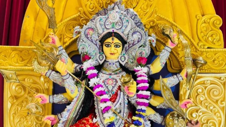 ছবি সৌজন্যে- রোহন সেন। প্রবাসের পুজোর তালিকায় অনেকদিন ধরেই বেশ জনপ্রিয় ডরসেট ইন্ডিয়ান অ্যাসোসিয়েশনের দুর্গাপুজো। থিমের চাকচিক্য নয়, বরং সাবেক পুজোয় উদ্যোক্তাদের পছন্দ।