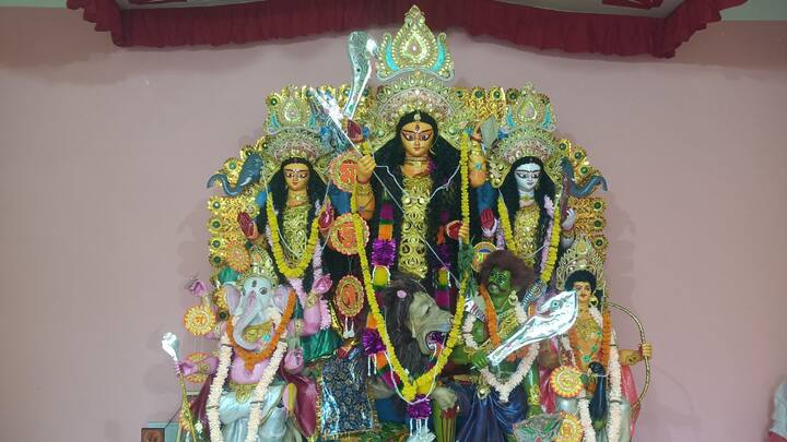 গ্রামে যে কটা বাড়িতে পুজো হয়, প্রত্যেক পরিবারের সদস্যরা একসঙ্গে এই নবপত্রিকা স্নানে অংশ নেন। সারাবছর না হলেও, পুজোর সময় কদমা তৈরি হয়। প্রতিদিনই থাকে লুচি ভোগ। অষ্টমীর দিন অন্ন খাওয়ার নিয়ম নেই।