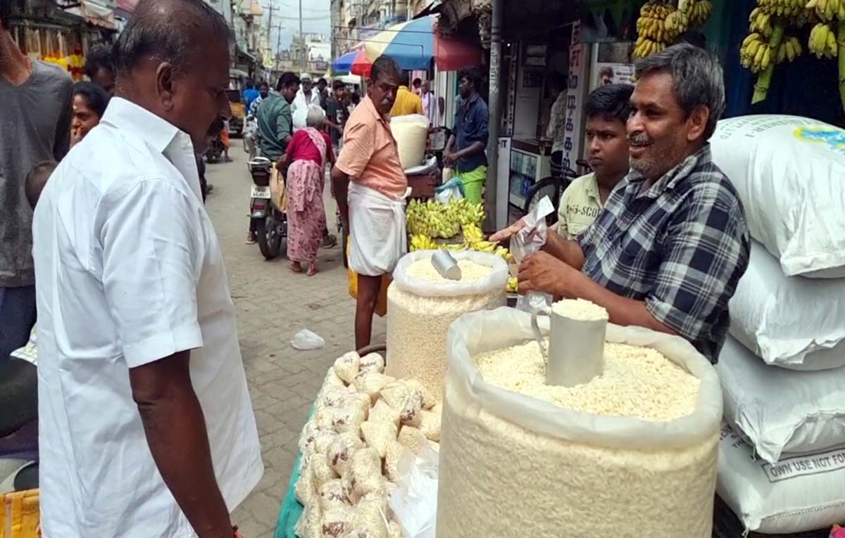 ஆயுத பூஜை விழா: தேனியில் களைகட்டிய பூஜை பொருட்கள் விற்பனை