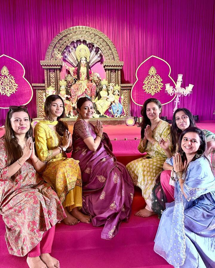 देवोलीना के साथ इस पूजा में टीवी की कई और हसीनाएं भी शामिल हुई. जो पंडाल में एक्ट्रेस के साथ पोज देती नजर आई.