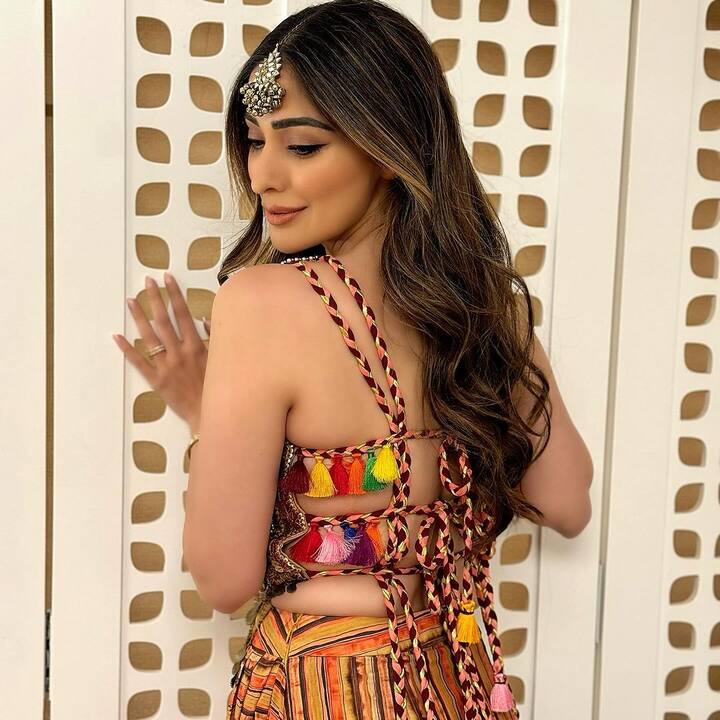 નવરાત્રિના પર્વ પર અભિનેત્રીનો શાનદાર ટ્રેડિશનલ લૂક જોવા મળી રહ્યો છે. અભિનેત્રી આ લૂકમાં સુંદર લાગી રહીછે. અભિનેત્રી રાય લક્ષ્મીએ ટ્રેડિશનલ લૂકમાં પોતાના હેર ખુલ્લા રાખ્યા છે. આ લૂકમાં શાનદાર પોઝ આપી રહી છે.