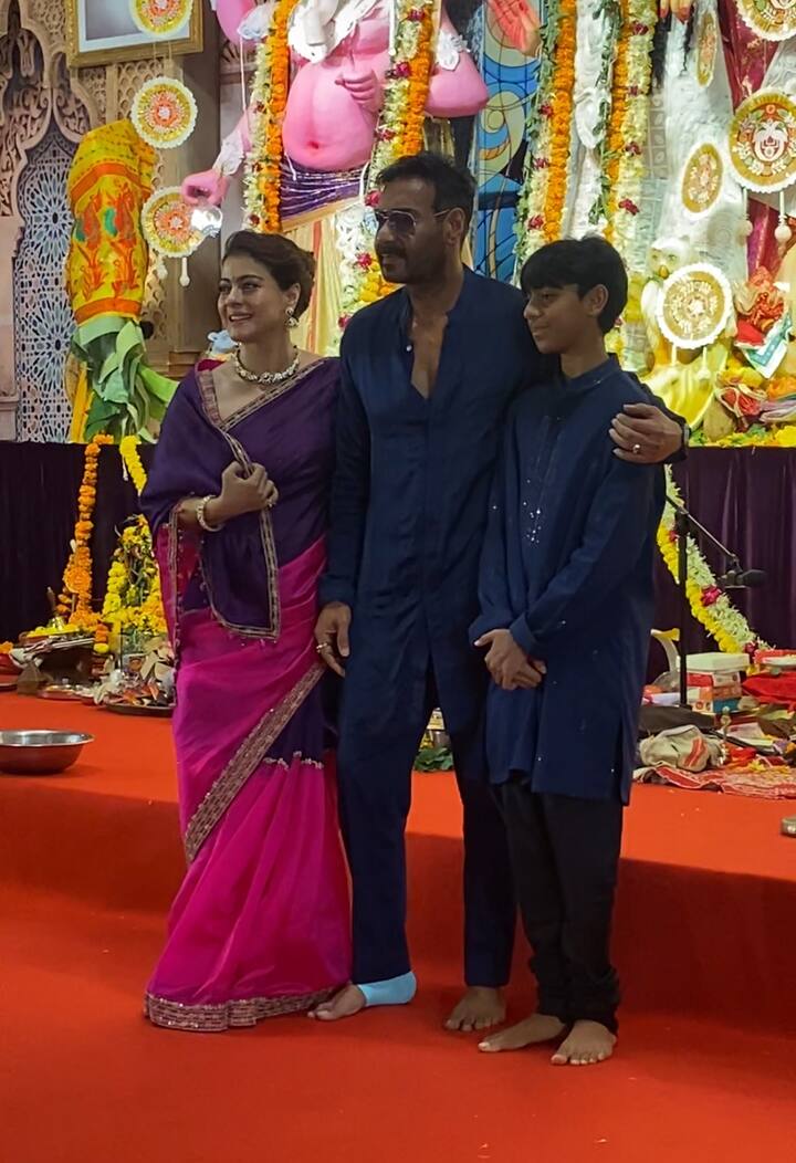 इन तस्वीरों में ये तीनों मां दुर्गा के सामने खड़े होकर पैपराजी को कई सारे पोज देते हुए नजर आए.