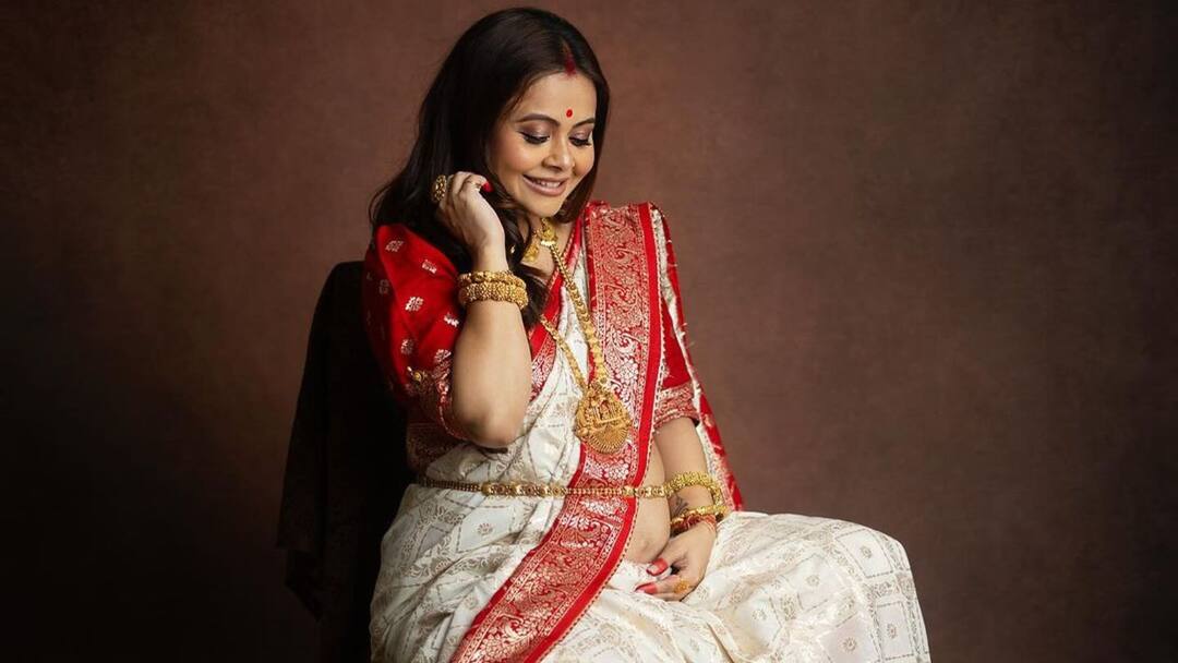 Devoleena Bhattacharjee celebrated Durga Puja 2024 Entertainment News Mumbai Tollywood Devoleena Bhattacharjee: লাল পাড় সাদা শাড়ি, মুম্বইয়ের পুজো.. হবু মা দেবলীনার দুর্গোৎসব কেমন কাটছে?