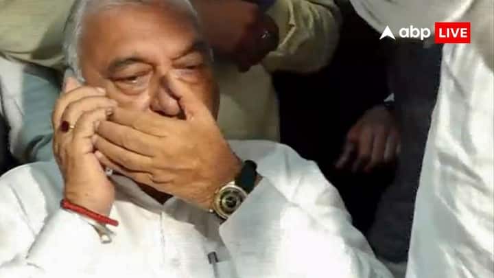 गोगी ने कहा कि हुड्डा ने पार्टी के अंदर संवादहीनता पैदा की थी. अगर चुनाव सही तरीके से लड़े जाते तो इस बार कांग्रेस की सरकार बनती, लेकिन हार की पूरी जिम्मेदारी बापू-बेटे की है.