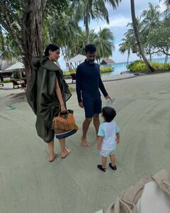 सोनम कपूर ने ब्लैक बिकिनी में ढाया कहर, बेटे संग समुद्र के बीच एंजॉय करती दिखीं एक्ट्रेस, तस्वीरें हुईं वायरल