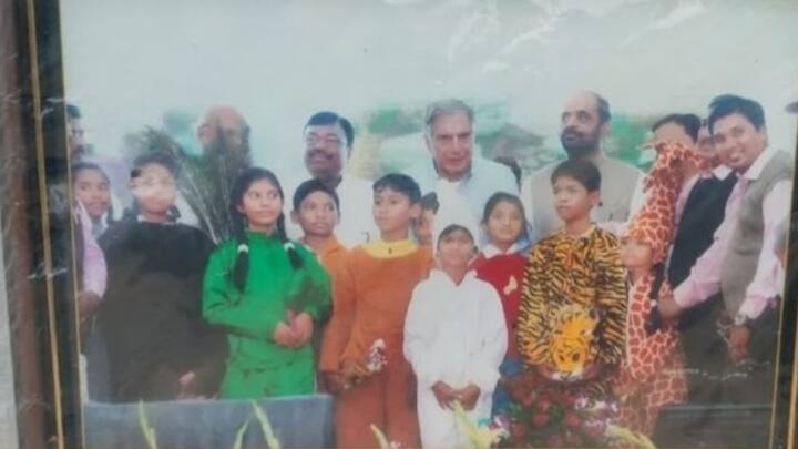 People from all the ages young and old are mourning the loss of one of the pinoeer industrialists of the country, Ratan Tata. This social media user, who is a student shared a photo from his school days with a regret that he didn't know about Tata's 