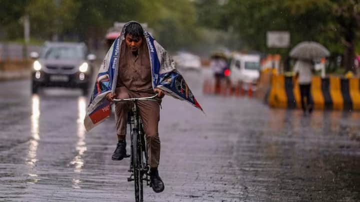 मौसम विभाग के अनुसार, दिल्ली में 11 से 13 अक्टूबर तक साफ रहेगा. वहीं, 14 अक्टूबर के बाद से मौसम में बदलाव देखने को मिलेगा. इस दौरान आसमान में बादल छाए रहेंगे. वहीं, 15 अक्टूबर के बाद राज्य में ठंड का दौर भी शुरू हो जाएगा.