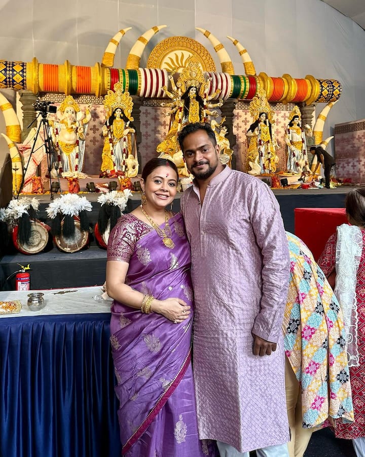 इन तस्वीरों में देवोलीना भट्टाचार्जी ट्रेडिशनल लुक में नजर आई. उन्होंने पर्पल कलर की साड़ी पहनी है.