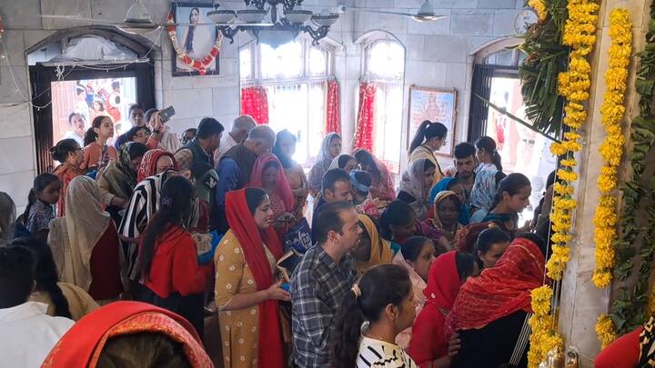 हिमाचल प्रदेश में शारदीय नवरात्रि का पर्व हर्षोल्लास के साथ मनाया जा रहा है. नवरात्रि के नौवें दिन माता सिद्धिदात्री की पूजा हो रही है. शिमला के कालीबाड़ी मंदिर में सुबह से भक्तों की भीड़ उमड़ी हुई है.