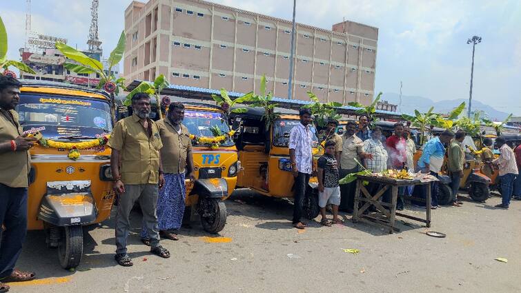 More than 50 auto drivers come together to celebrate Ayudha Pooja in Salem TNN Ayudha Pooja 2024: சேலத்தில் 50-க்கும் மேற்பட்ட ஆட்டோ ஓட்டுநர்கள் ஒன்றிணைந்து ஆயுத பூஜை கொண்டாட்டம்