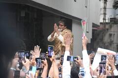 82 साल के हुए अमिताभ बच्चन, बधाई देने जलसा के बाहर पहुंची फैंस की भीड़, एक्टर ने किया शुक्रिया अदा