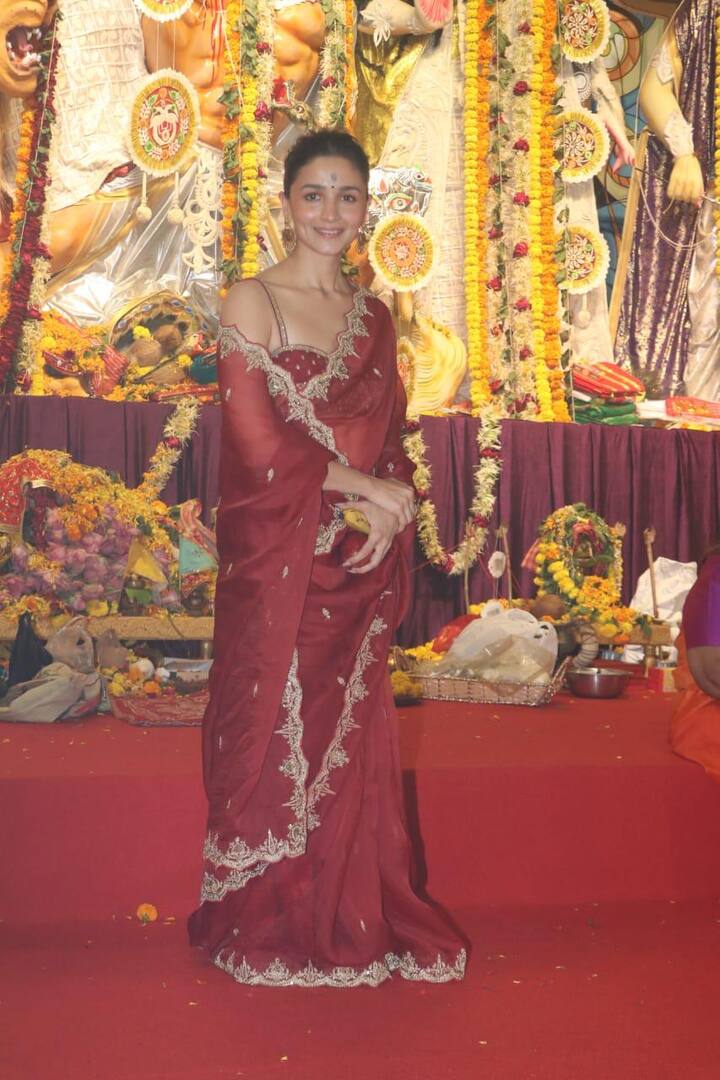 आलिया ने पूजा क लिए लाल साड़ी कैरी की थी. जिसके साथ एक्ट्रेस ने एक डिजाइनर ब्लाउज कैरी किया था.