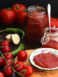 From children to adults, everyone loves to eat tomato chutney. Not only this, most women keep tomato chutney and parathas in their children's tiffin. In such a situation, buying tomato chutney from the market every month becomes a little expensive.