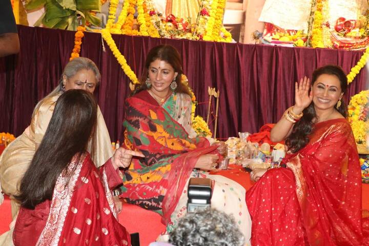 गोल्डन जूलरी के साथ माथे पर लाल बिंदी सजाए एक्ट्रेस ट्रेडिशनल लुक फ्लॉन्ट करती नजर आईं.