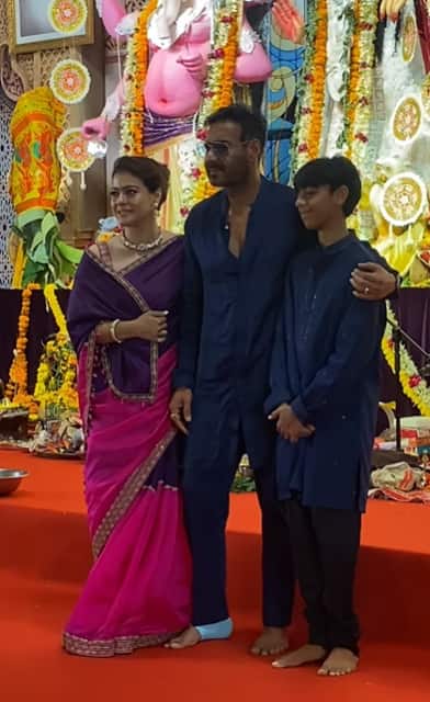 दुर्गा पूजा के लिए काजोल ने ब्लू और पिंक शेड की साड़ी पहनी है. जिसे एक्ट्रेस ने मैचिंग ज्वेलरी से पूरा किया.