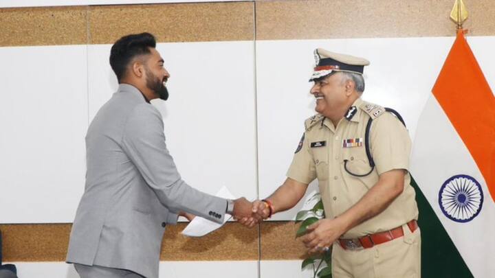 टीम इंडिया के फास्ट बॉलर मोहम्मद सिराज को एक अहम जिम्मेदारी मिली है. उन्हें तेलंगाना पुलिस में डीएसपी बना दिया गया है. सिराज के लिए टी20 विश्व कप 2024 के बाद अहम घोषणा हुई थी. तेलंगाना सरकार ने जमीन के साथ सरकारी नौकरी देने का वादा किया था.