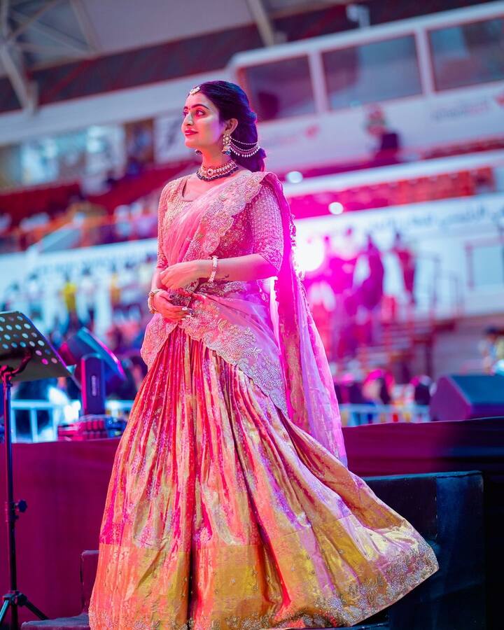 జడ వేసుకుని కుంకుమ బొట్టుతో పండుక శోభనంత తనలో నింపుకుంది. ఈ ఫోటోలను ఇన్స్టాలో షేర్ చేస్తూ.. బతుకమ్మ 2024 అని క్యాప్షన్ ఇచ్చింది.(Images Source : Instagram/Ananya Nagalla)