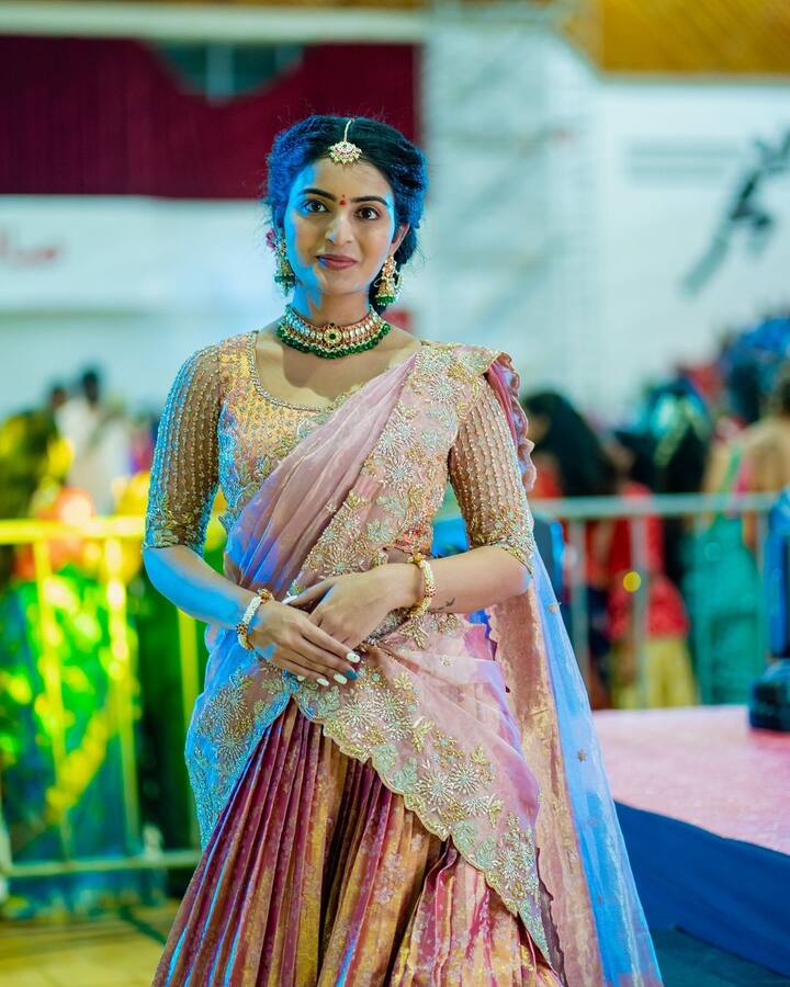 లంగా ఓణికి తగ్గట్లు మెడలో చౌకర్, చెవులకు ఇయర్ రింగ్స్, తలపై పాపిడి బిళ్ల, చేతులకు గాజులు వేసుకుని అందంగా కనిపించింది అనన్య. (Images Source : Instagram/Ananya Nagalla)