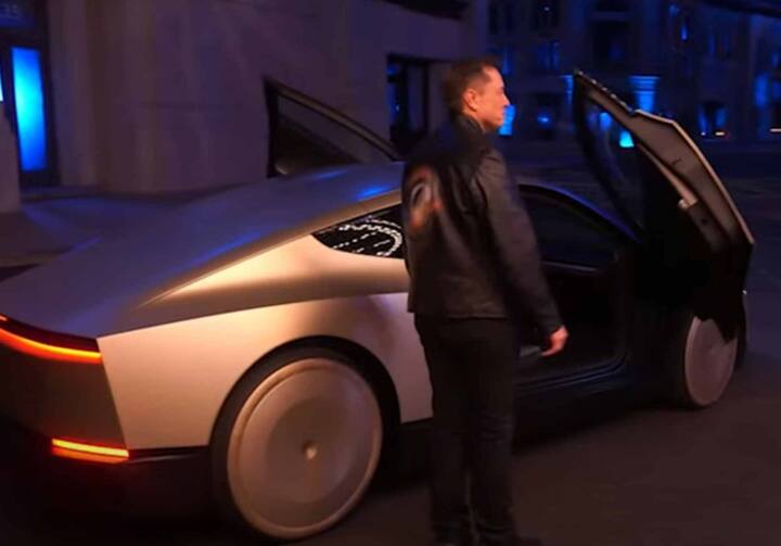 एलन मस्क ने इस इवेंट के दौरान इस रोबोटैक्सी में सफर भी किया और लोगों के सामने इसकी टेस्ट ड्राइव की झलक पेश की. मस्क ने बताया कि इसके प्रोडक्शन से पहले अप्रूवल लेने की जरूरत है.
