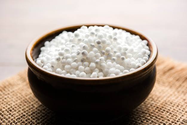 डायबिटीज वाले लोग : साबूदाना में कार्बोहाइड्रेट की मात्रा अधिक होती है और इसमें हाई ग्लाइसेमिक इंडेक्स (जीआई) होता है, जिसका मतलब है कि यह ब्लड शुगर लेवल को तेजी से बढ़ा सकता है.