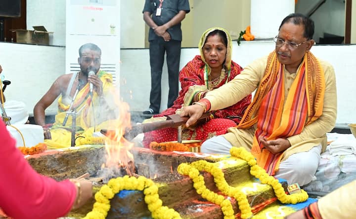 मुख्यमंत्री के नवा रायपुर सेक्टर 24 के नए आवास से कामकाज की शुरुआत हो चुकी है. मुख्यमंत्री विष्णुदेव साय ने पहले दिन कुछ महत्वपूर्ण फाइलों का अनुमोदन किया. इस मौके पर मुख्यमंत्री सचिवालय के अधिकारी-कर्मचारी भी मौजूद रहे.
