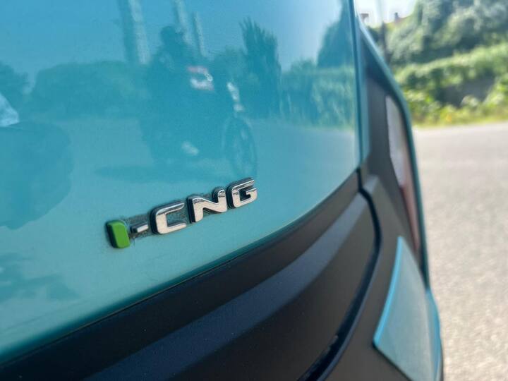 ফ্যাক্টরি ফিটেড সিএনমজি কিট হওয়ায় এখন সিএনজি গাড়ির জনপ্রিয়তা বৃদ্ধি পেয়েছে। নেক্সন এমন একটি গাড়ি যা ইলেকট্রিক থেকে ডিজেল সহ সবকিছুর সঙ্গে পাওয়া যায়। এখন একটি সিএনজি বিকল্পও রয়েছে। এটি হল প্রথম টার্বোচার্জড পেট্রোল সিএনজি বিকল্প যেখানে আটটি ভেরিয়েন্টে আসছে। যার মানে আপনি একটি সম্পূর্ণ লোডেড নেক্সন সিএনজি পেতে পারেন।